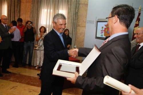 Bascuñana entrega las placas a los funcionarios de prisiones
