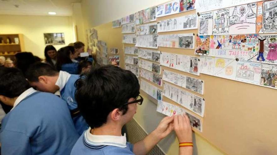 Los alumnos del IES Cuenca del Nalón colocan su panel, inspirado en la obra de Alfonso Zapico.