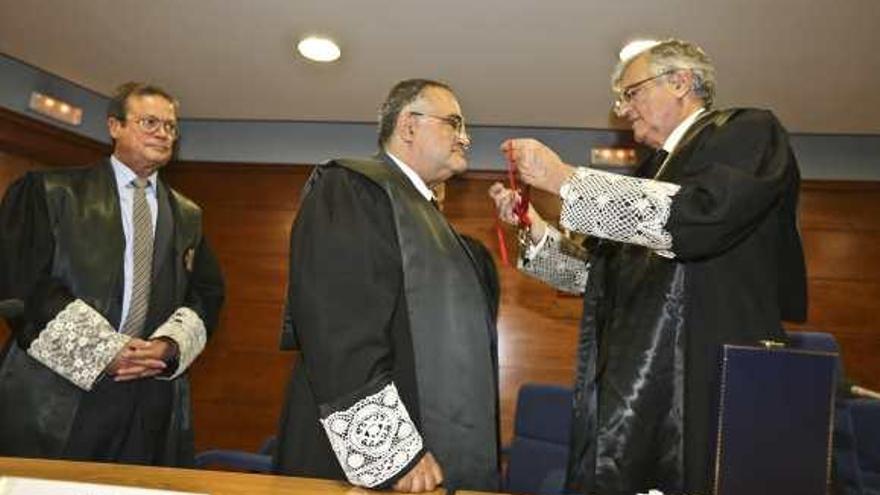 Torres-Dulce impone la cruz a Carranza ante la mirada del fiscal jefe de Alicante.