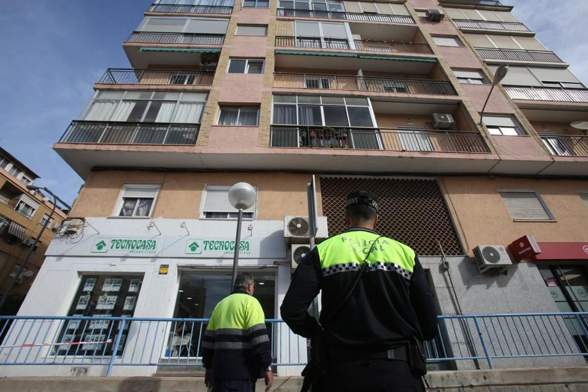 Susto en Alicante por la caída de una cornisa en la calle Sidi Ifni