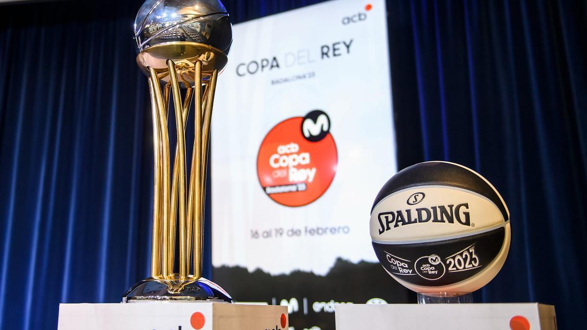 Trofeo y balón de la Copa del Rey de baloncesto 2023.