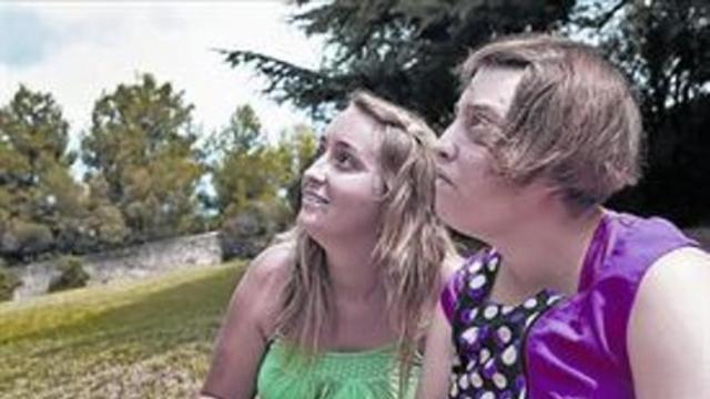 TRATAMIENTO. Dos jóvenes, en un centro para personas autistas en La Garriga (Vallès Oriental).