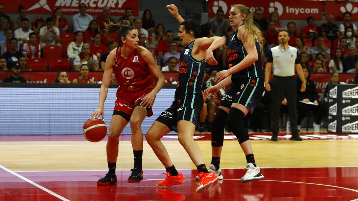 Mariona Ortiz bota el balón en el encuentro de la semifinal de la Liga Femenina Endesa jugado ante el Valencia Basket.