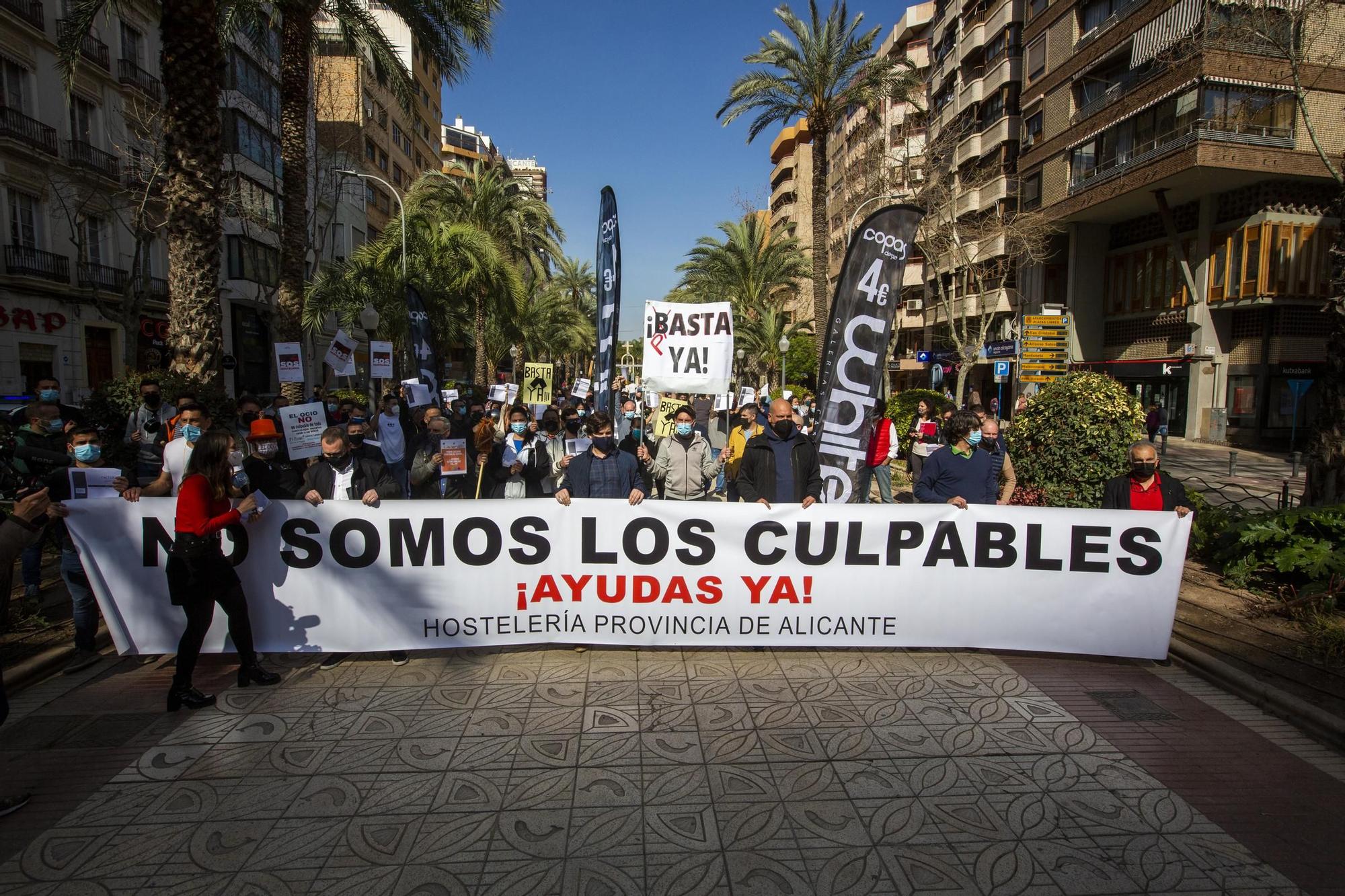 Cacerolada de la hostelería en Alicante con lanzamiento de facturas al Consell ante "la imposibilidad" de hacer frente a los pagos