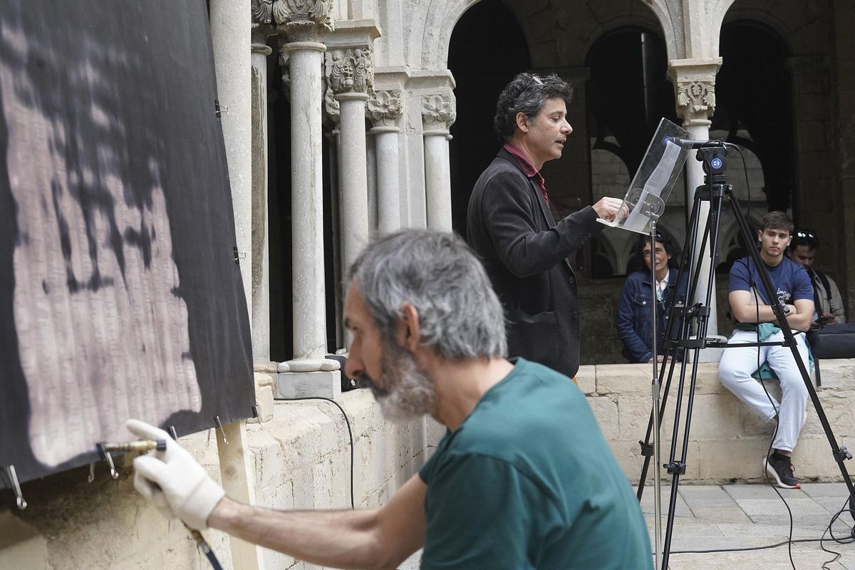 L'artista Miquel García fent la performance durant la lectura de fragments.