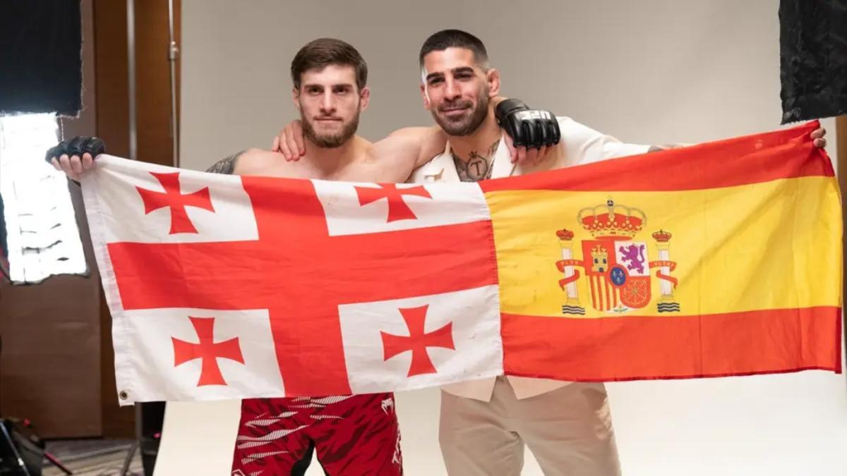 Aleksandre e Ilia Topuria posan con la bandera hispanogeorgiana