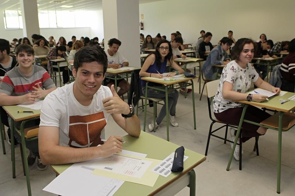 Alumnos se examinan de la PAU en Gijón