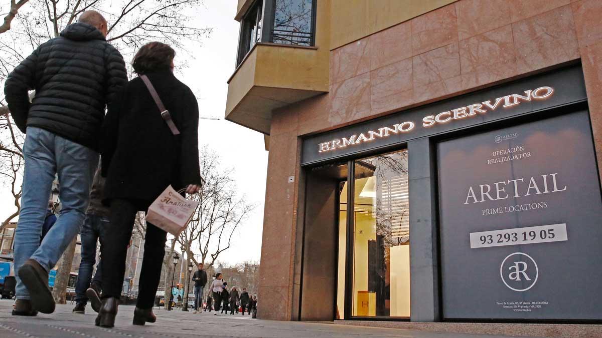 Unos operarios vacían la tienda de paseo de Gràcia investigada por Anticorrupción.