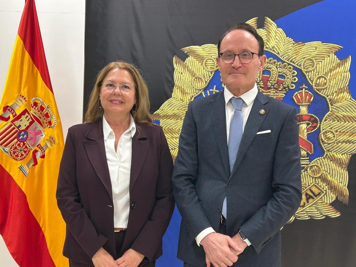 La presidenta de la Asamblea Regional, Visitación Martínez, y el fiscal superior de Justicia de la Región de Murcia, José Luis Díaz Manzanera