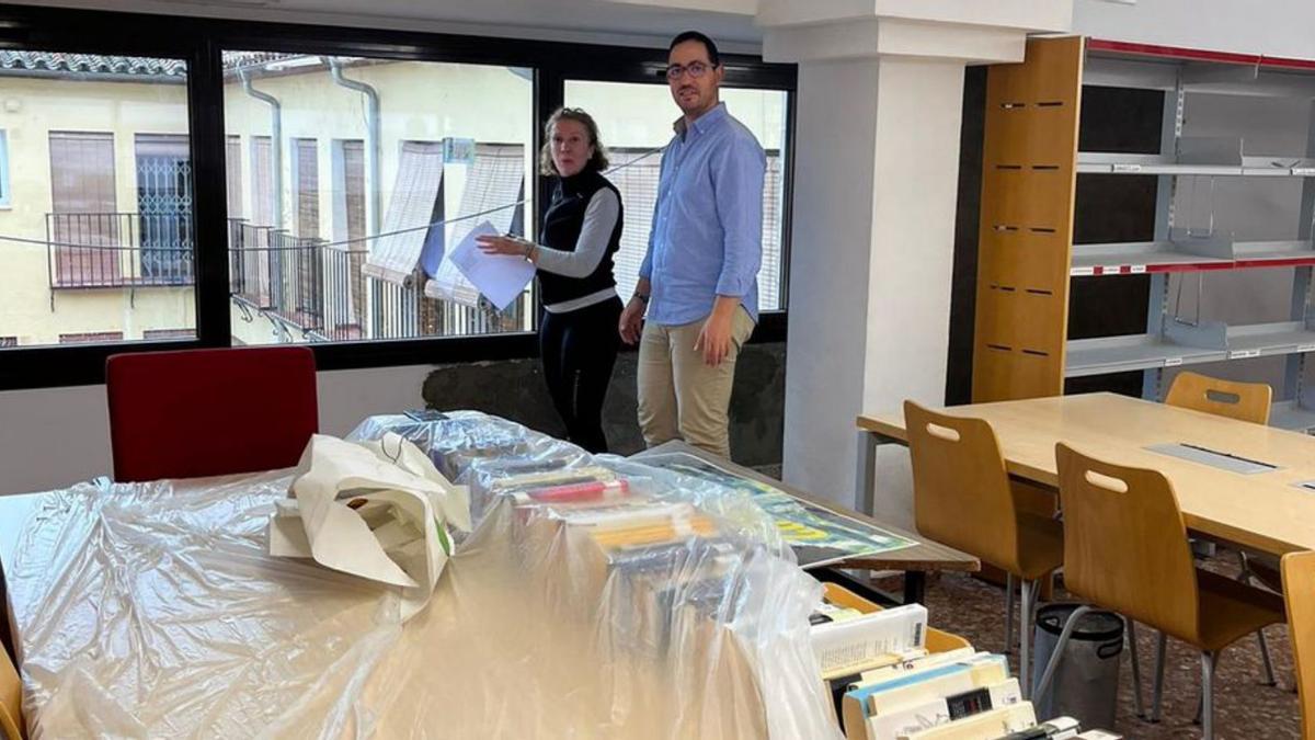 Garrido y Nuevo en la biblioteca.