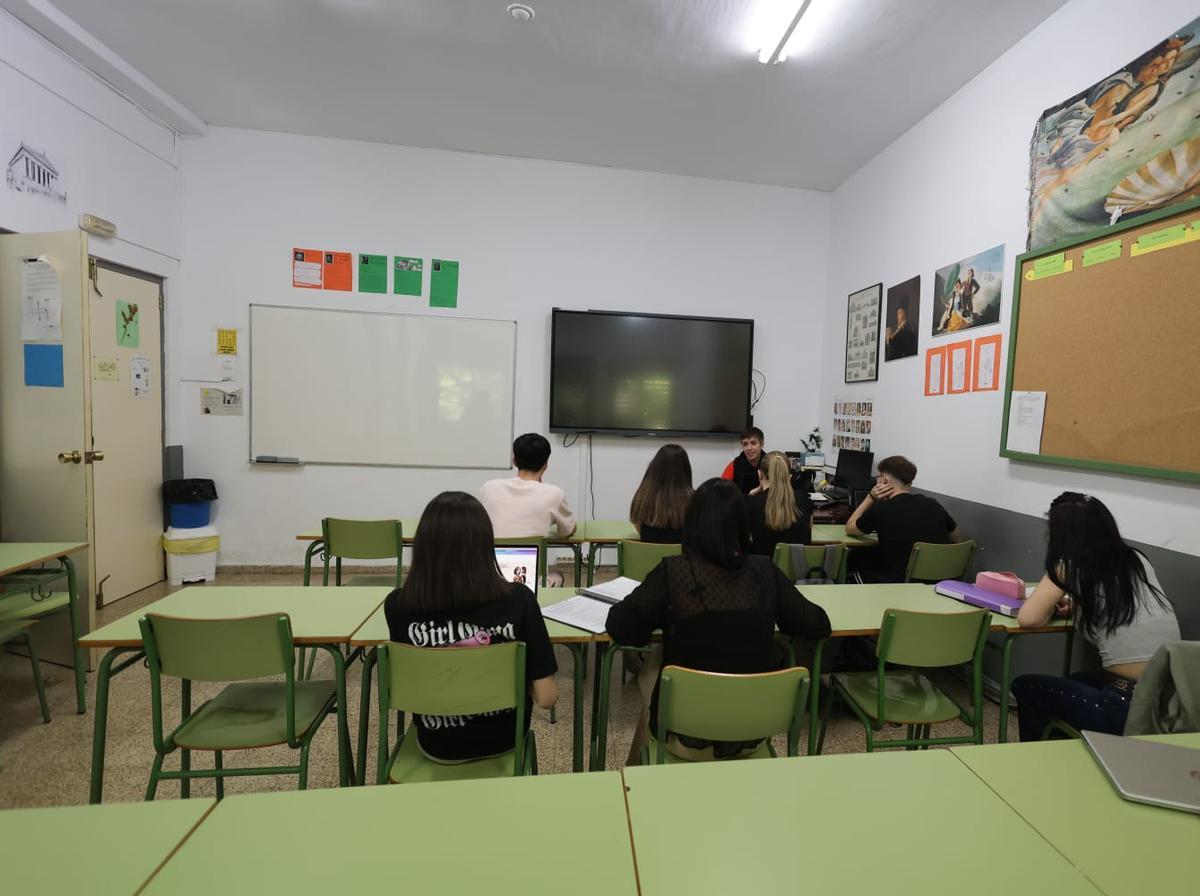 Alumnos de FP del instituto de Alzira durante una de sus clases.