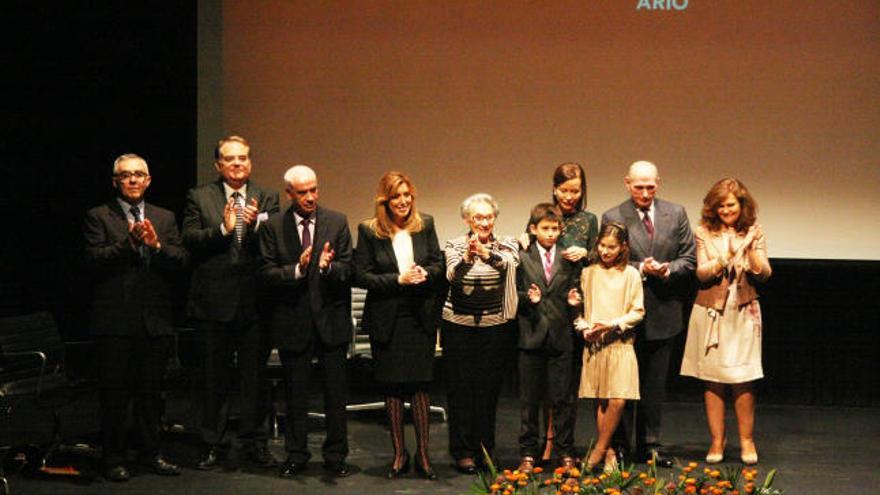 La Presidenta de la Junata Andalucía, Susana Díez, inaugura la conferencia del X aniversario del Museo Picasso, junto a la famila del pintor malagueño y otras autoridades.