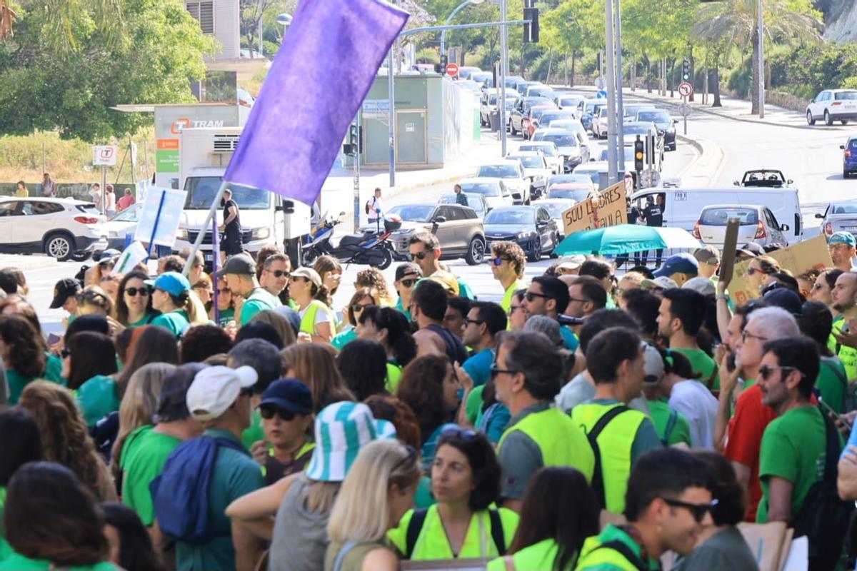 Colapso del tráfico en Alicante por la huelga de profesores