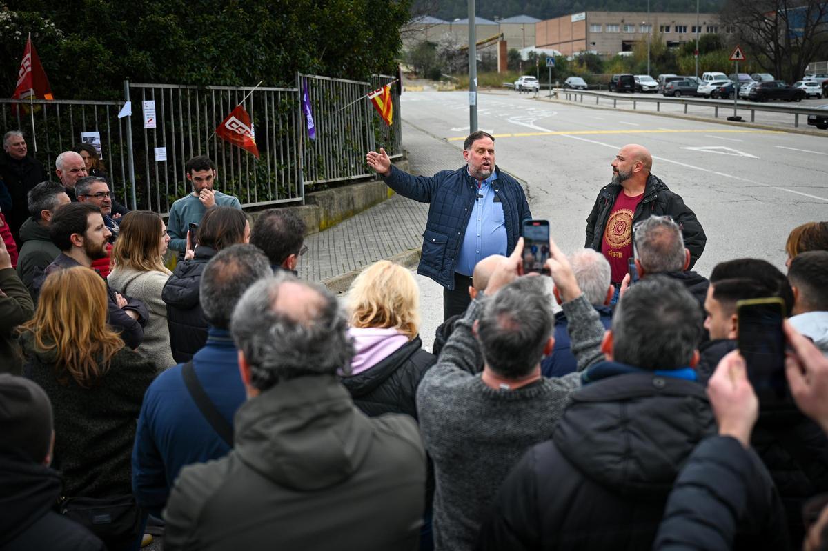 El líder de ERC, Oriol Junqueras, dirigiéndose a los trabajadores de Eurohueco.