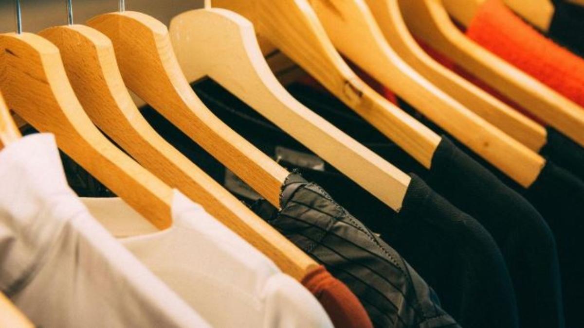 Prendas de ropa en un armario.