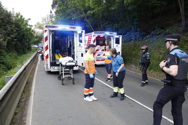 EN IMÁGENES: Un brutal accidente en Gijón deja un bus volcado y dos ocupantes de un turismo graves y excarcelados y otros seis heridos leves
