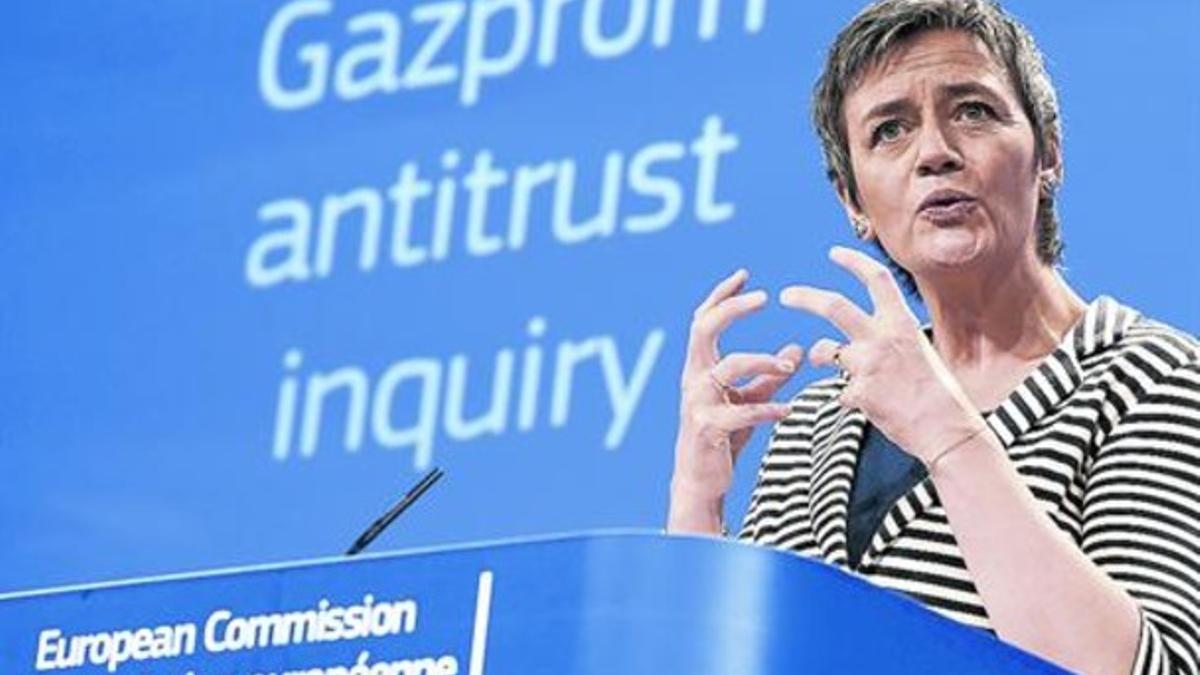 La comisaria europea de Competencia, Margrethe Vestager, anuncia la demanda contra Gazprom, ayer.