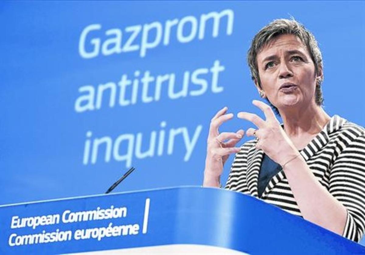 La comissària europea de Competència, Margrethe Vestager, anuncia la demanda contra Gazprom, ahir.