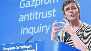 La comissària europea de Competència, Margrethe Vestager, anuncia la demanda contra Gazprom, ahir.