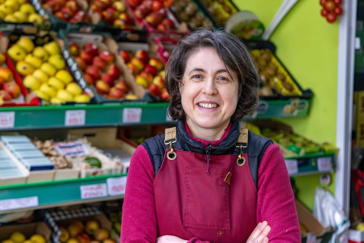 Luz María Castiñeiras, en su frutería de Santa Marta.