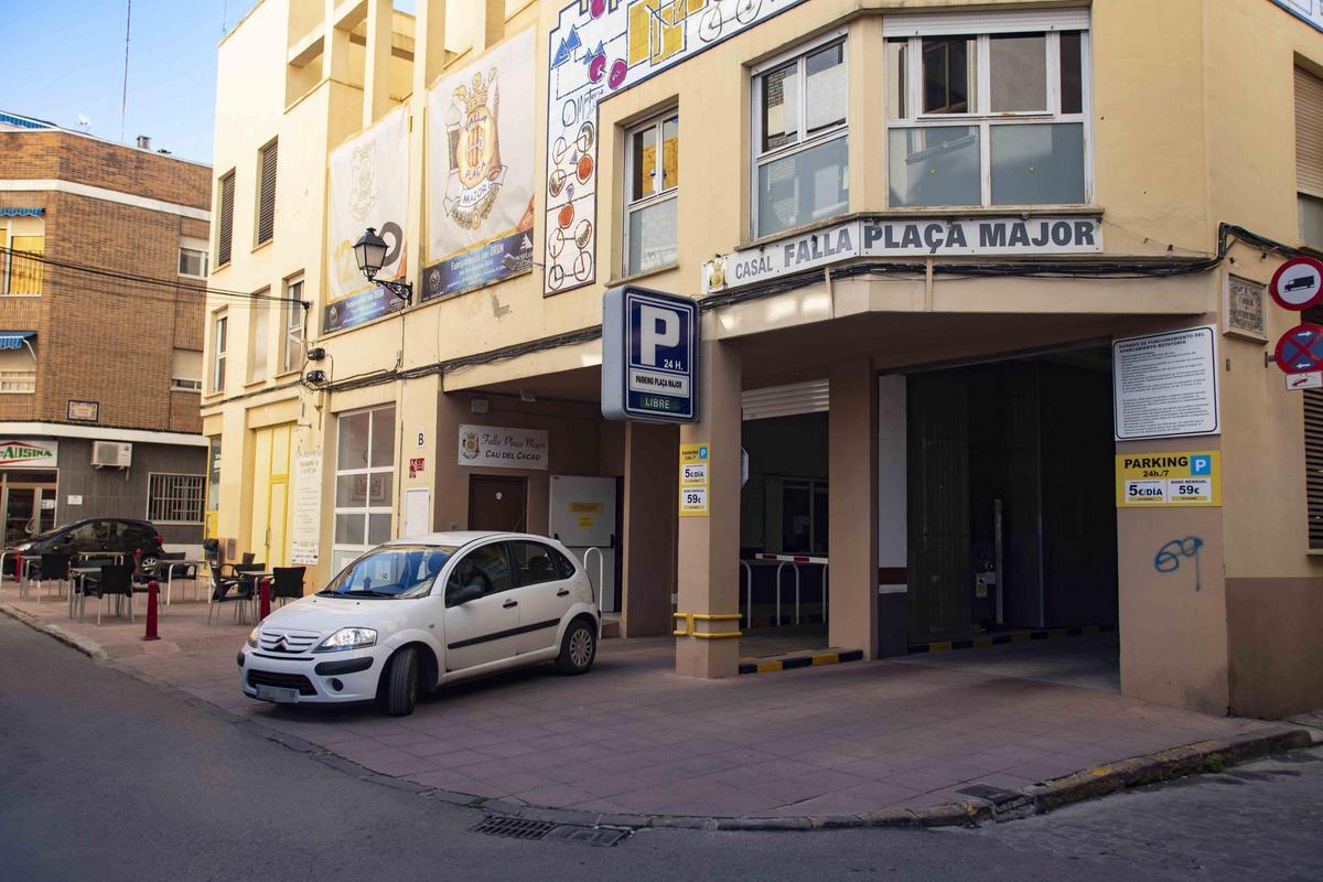 Un vehículo sale de un aparcamiento de Alzira.
