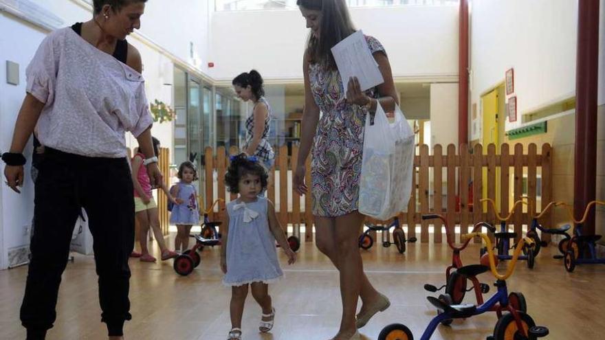 Padres y niños acudirán juntos hoy al primer día de guardería. // Bernabé/Javier Lalín