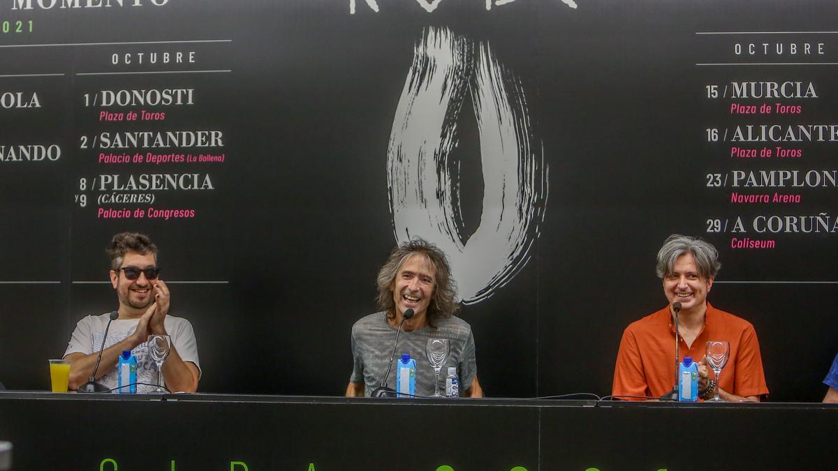 El cantante de Extremoduro, Robe Iniesta  junto dos miembros de su banda.