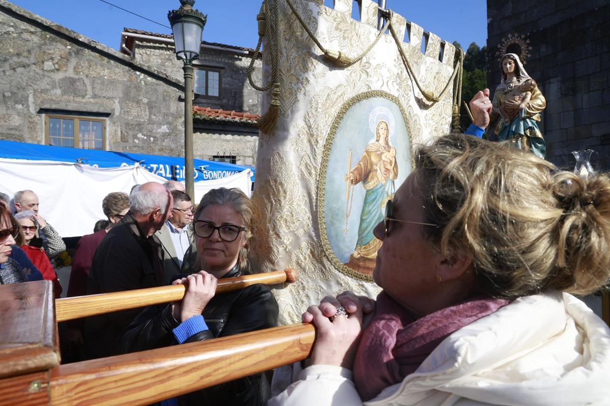 La pasión por la Candelaria ilumina Castrelos
