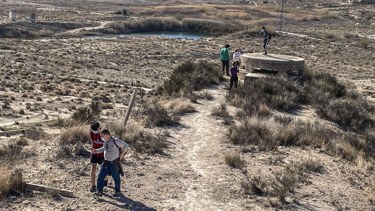 El cierre perimetral del municipio de Alicante los fines de semana multiplica las excursiones familiares a las lagunas de Rabasa