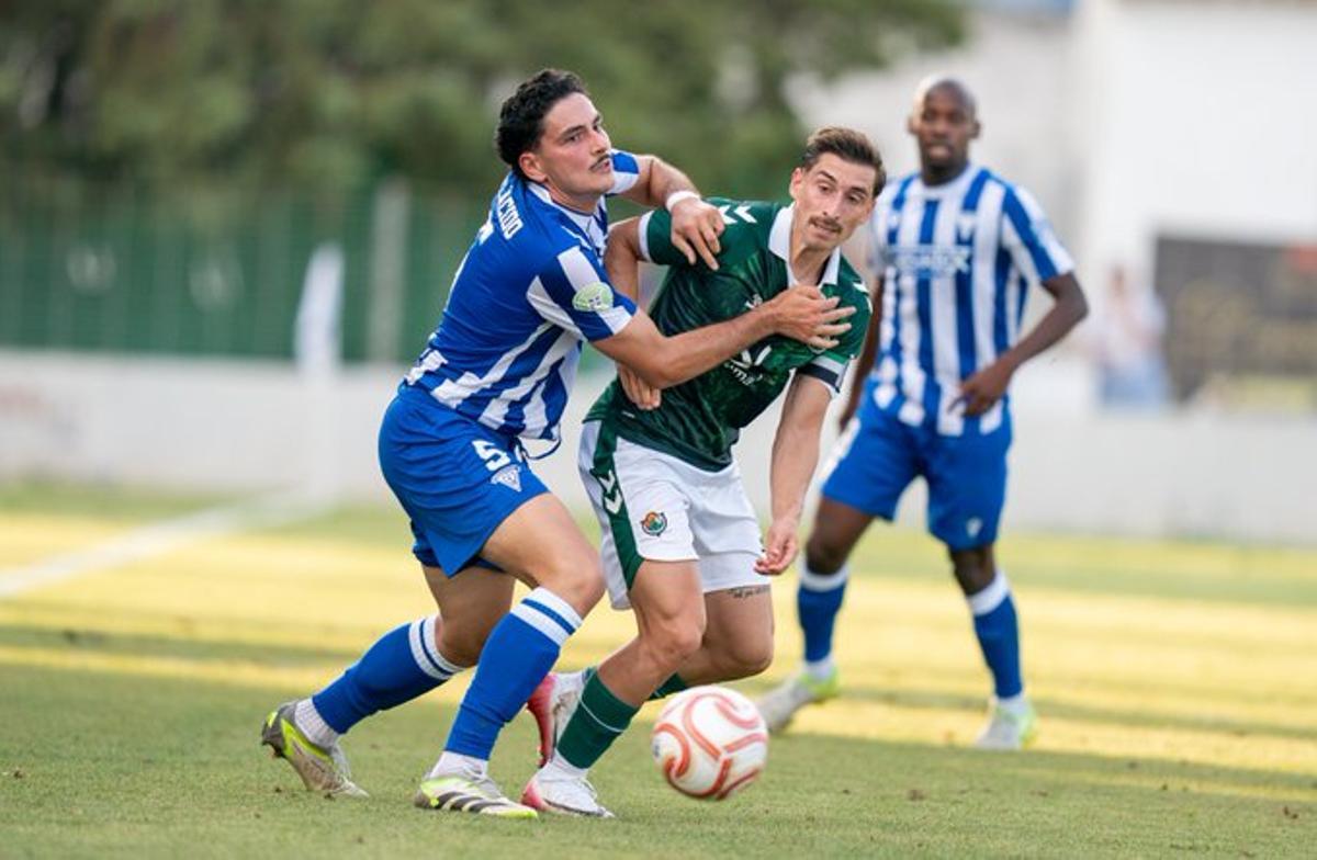 Iván Fernández intenta desembarazarse de un rival.