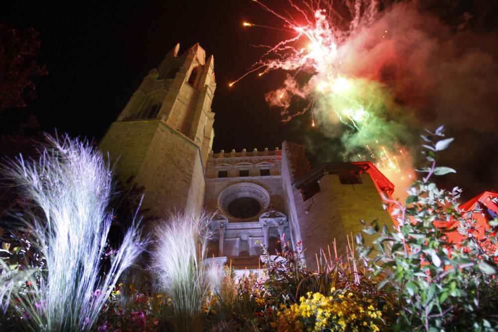 Comediants engalana l''escalinata de la basílica de Sant Feliu