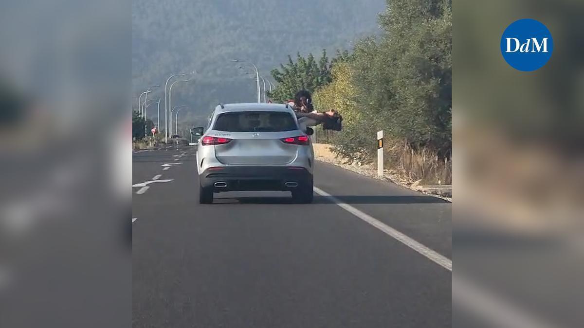 Nueva temeridad al volante en la carretera de Sóller: dos mujeres sacan medio cuerpo por la ventanilla con el coche en marcha