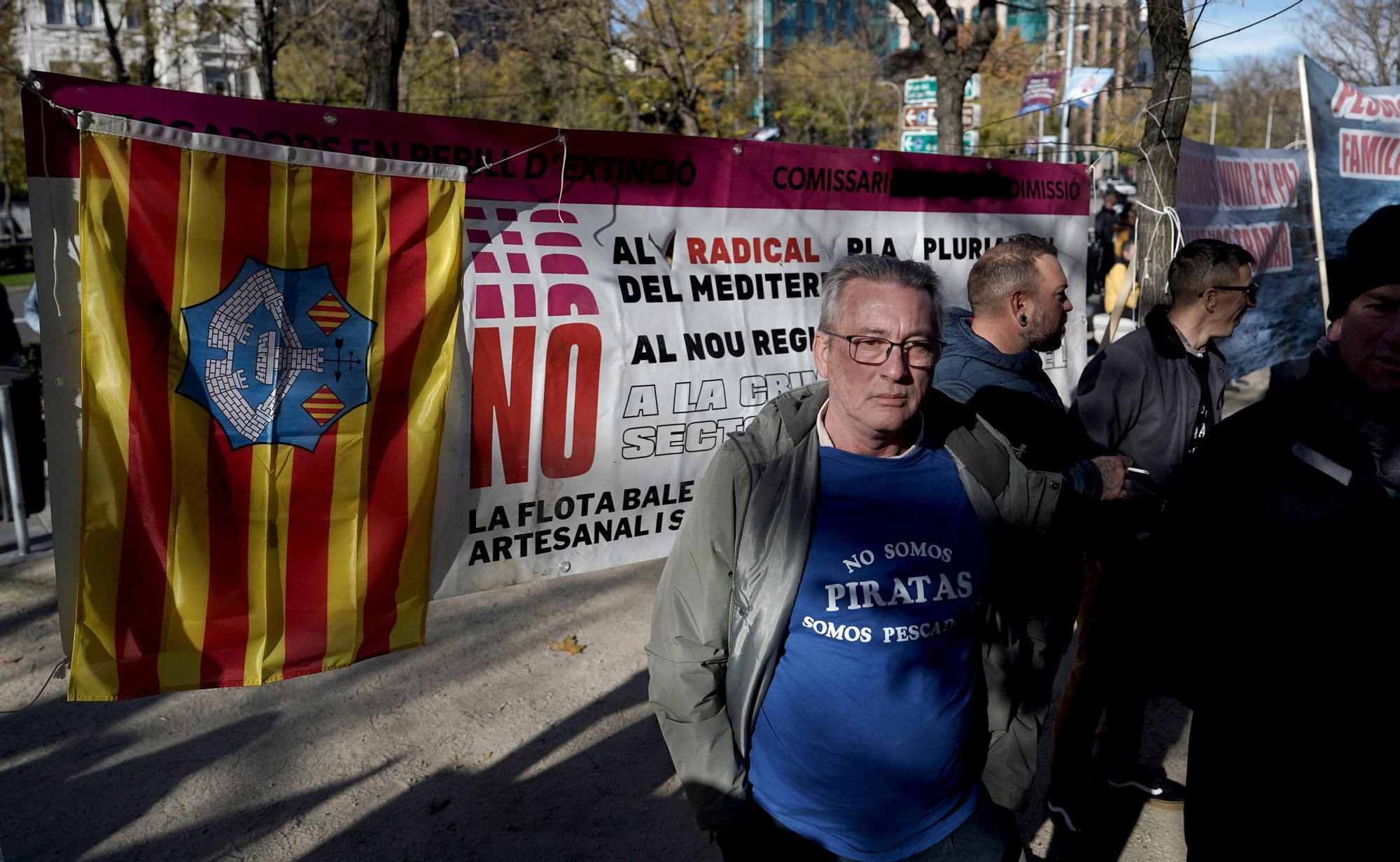 Concentración en Madrid de pescadores contra el recorte de días en el mar de Bruselas.