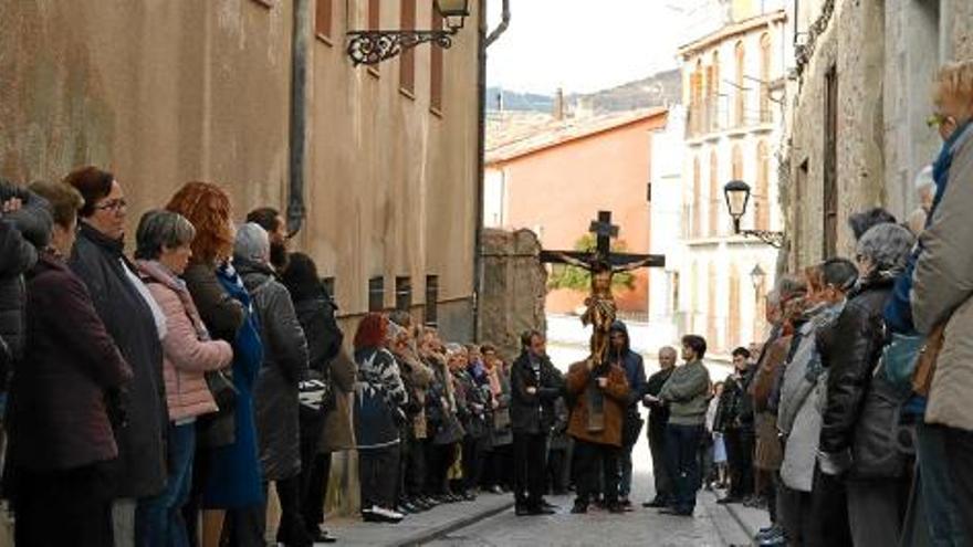 L&#039;encapçalament del Via Crucis d&#039;ahir en el seu pas pel carrer de la Pietat de Berga, amb la imatge de Jesucrist al centre