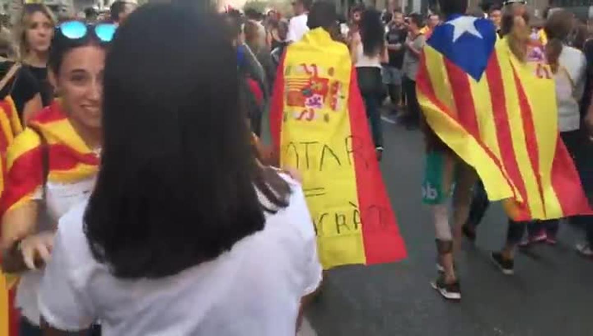 Una parella amb la bandera espanyola i l’estelada.