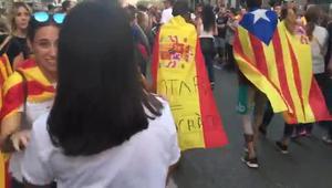 Una parella amb la bandera espanyola i l’estelada.
