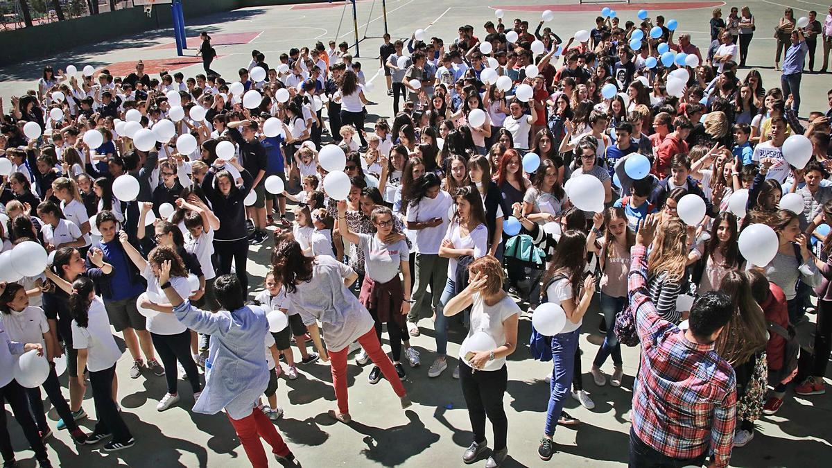 Protesta llevada a cabo en el colegio La Salle de Alcoy en mayo de 2017 contra la supresión de aulas de Bachillerato. | JUANI RUZ