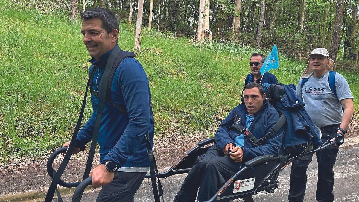 Cordobeses del camino inclusivo de la Cruz Blanca, en una etapa.