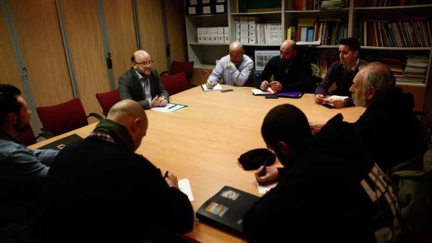 Colunga, a la izquierda, ayer con los sindicalistas de Gijón Fabril.