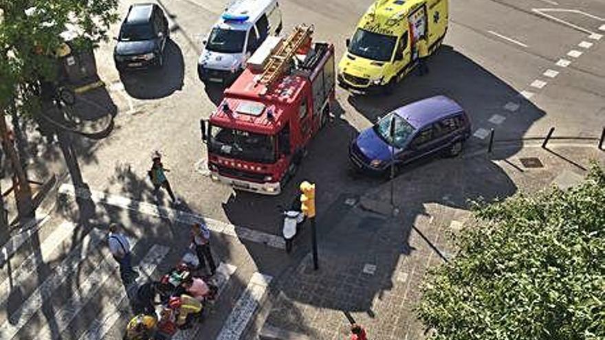 Un ciclista, ferit en xocar amb una moto al carrer Bastiments