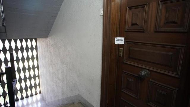 La puerta del domicilio de la mujer hallada muerta, precintada.