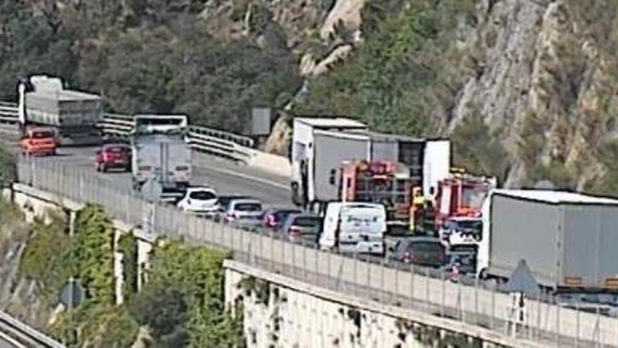 Un ferit en un xoc entre dos camions a l&#039;AP7 a la Jonquera