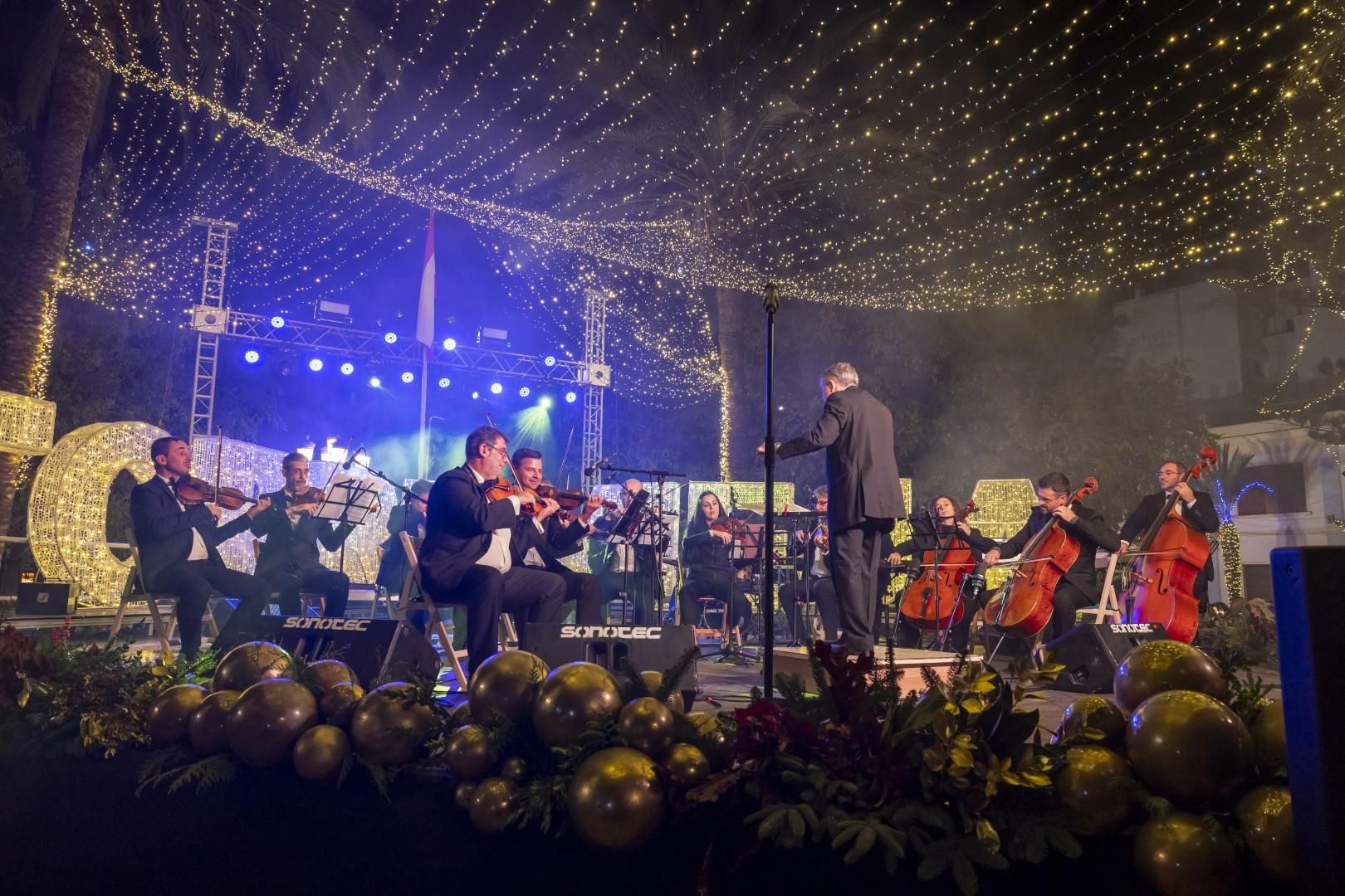 La fiesta de encendido del alumbrado especial de fiestas patronales y Navidad de Torrevieja, en imágenes