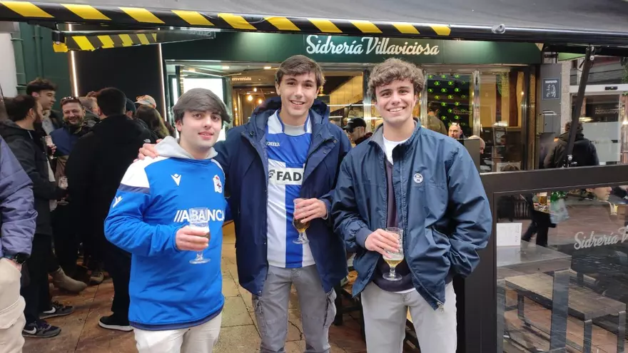 Aficionados deportivistas y oviedistas confraternizan antes del partido