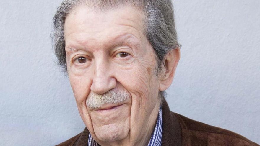 Fallece a los 91 años el poeta y articulista Manuel Alcántara.