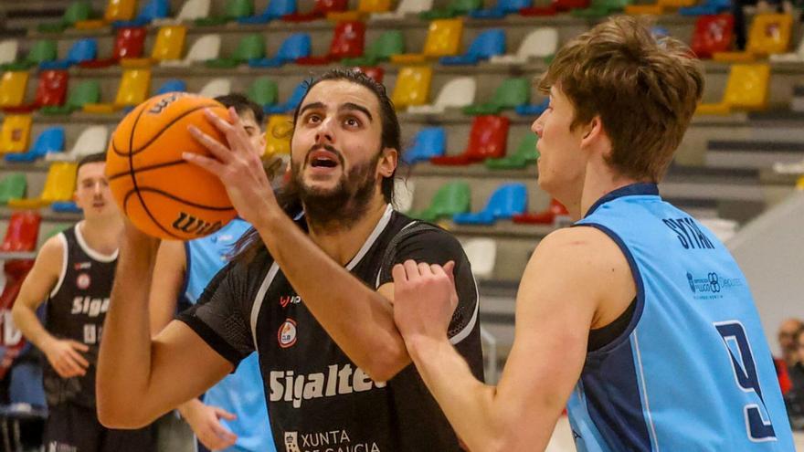 Adrián Kovac se fue a los 12 puntos en su anotación en Betanzos. |  Iñaki Abella