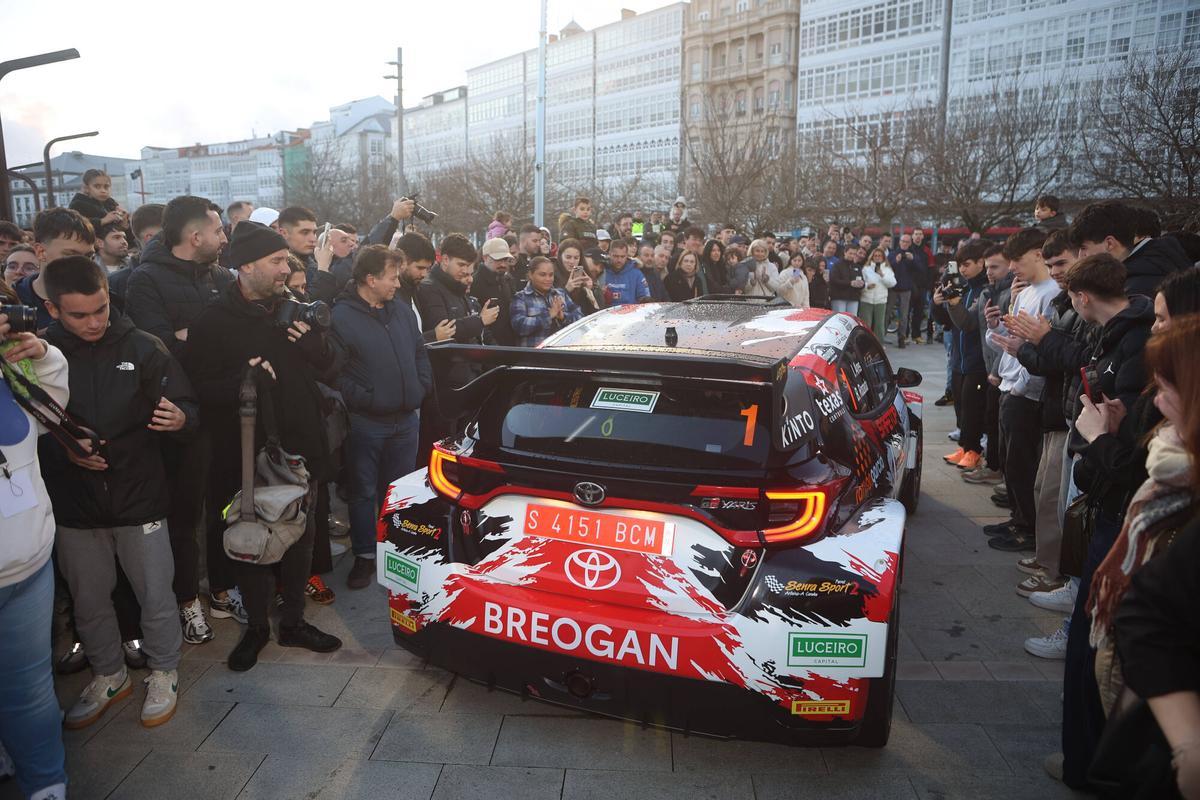 La trigésima edición del Rally de A Coruña arrancó este viernes con una presentación en O Parrote y una especial en el entorno del castillo de San Antón.