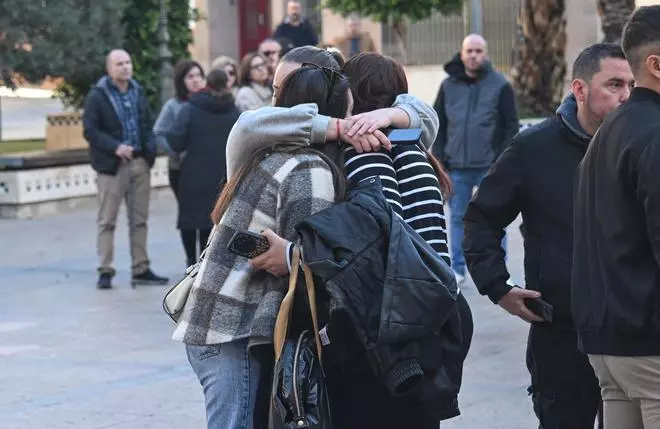 Minuto de silencio en Crevillent por la joven fallecida en un incendio