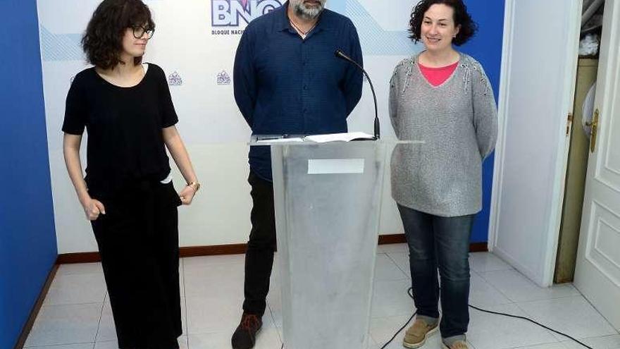 Demetrio Gómez, flanqueado por Anabel Gulías y Eva Vilaverde. // R.V.