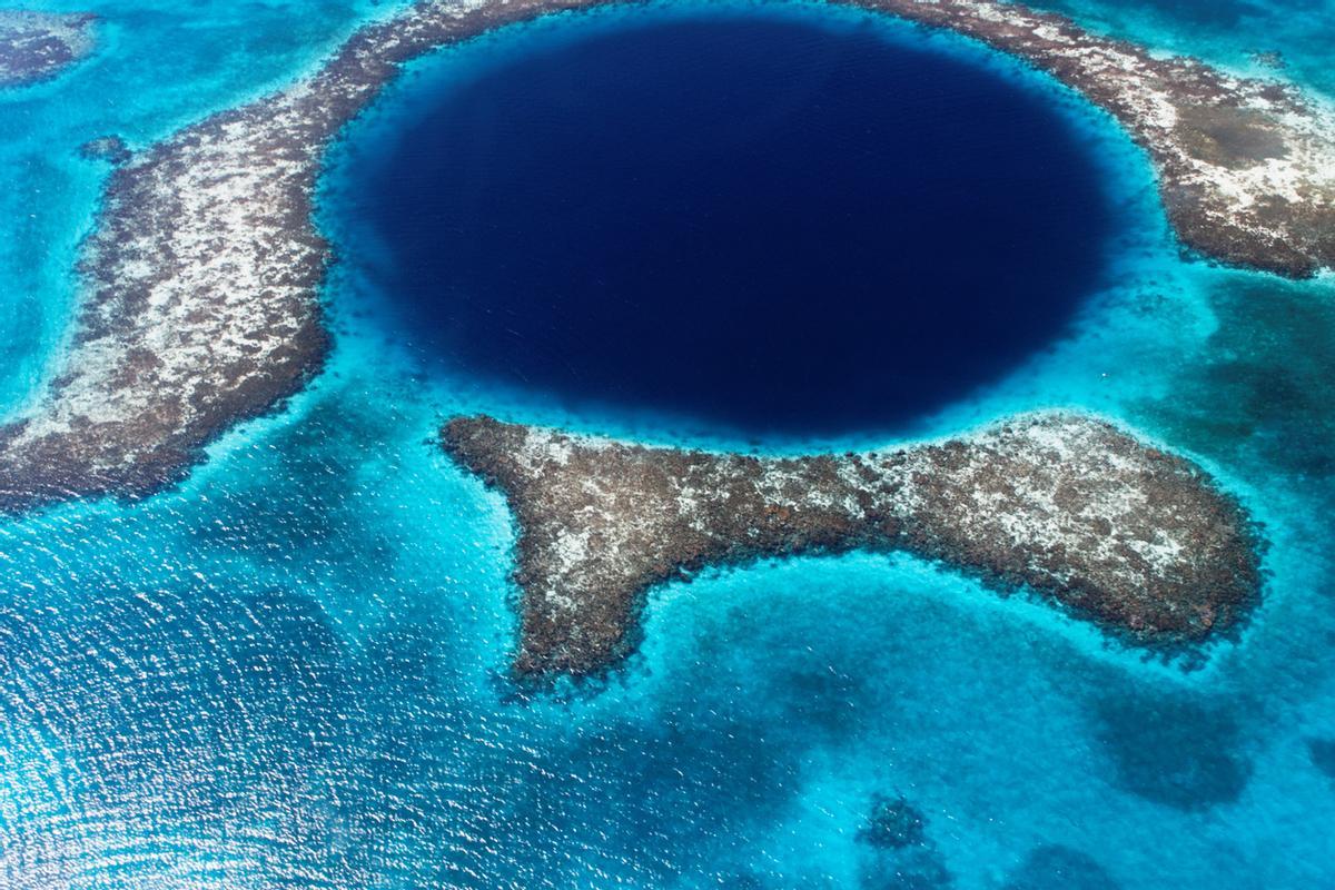 Vista aérea del 'Blue Hole' en la bahía de Chetumal